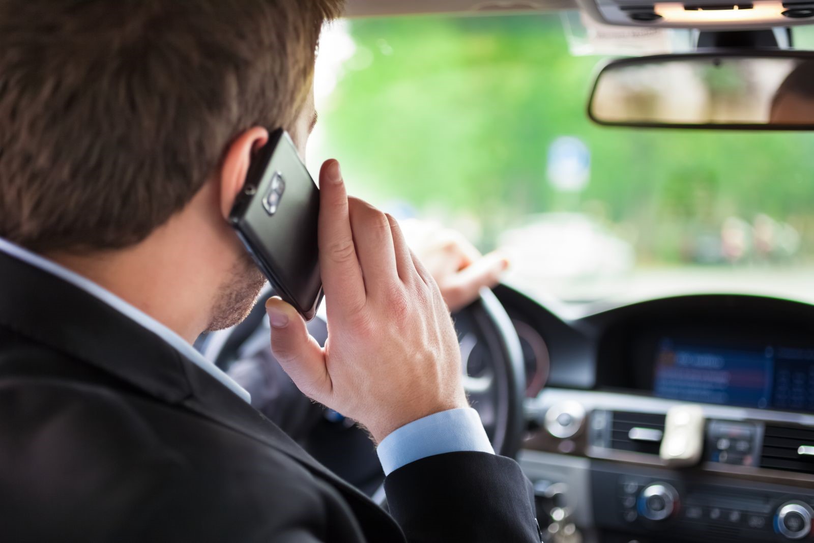 Smartphone alla guida: ritiro immediato della patente..